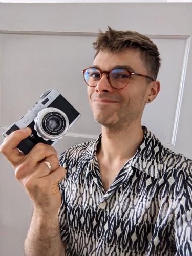 Zdjęcie mnie trzymającego stary aparat analogowy Belmira
