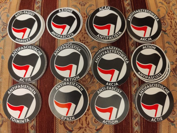 Environ 250 sticker action antifasciste anarchiste posé sur un fauteuil, reparti par langue. Grecque, italien, turque, danois, allemand, portugais, polonais, ou russe. 