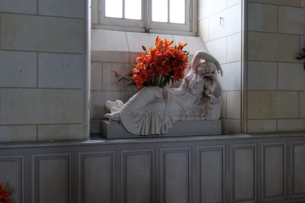Statue d’une femme alanguie sous un bouquet de fleurs (Chateau de Valencay)