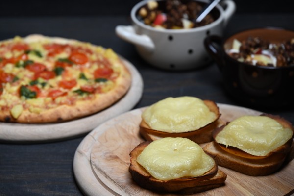 Vegane Pizza, Toast mit Aufschnitt, Ananas und Käse und Joghurt mit Apfel und Granola