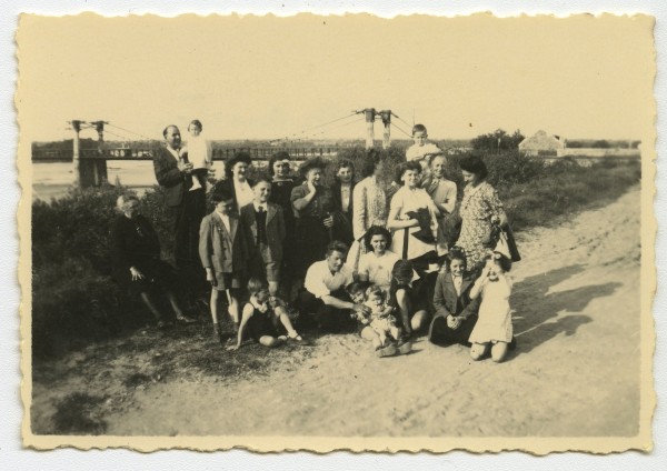 Photographie sépia des familles Biguais, Coïc et Georgelin devant le pont d'Ingrandes le 8 mai 1945