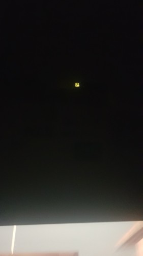 Au milieu d'un noir le plus total et au dessus de mon ordinateur,  l'heure numérique 01:02 est affichée en grosse lettres verte