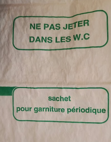 Un sac d'hôtel en papier pour jeter ses "garnitures périodiques"