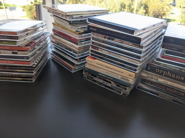 Quatre piles de cd posés sur une table