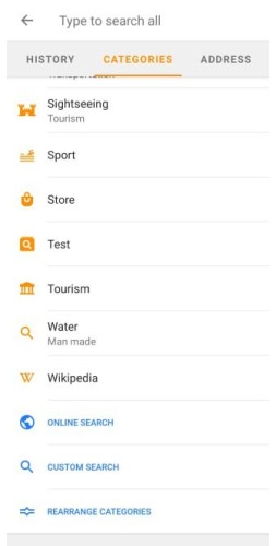 Screenshot che mostra la schermata di ricerca di OsmAnd. Nella tab "Categories" troviamo "Online" 