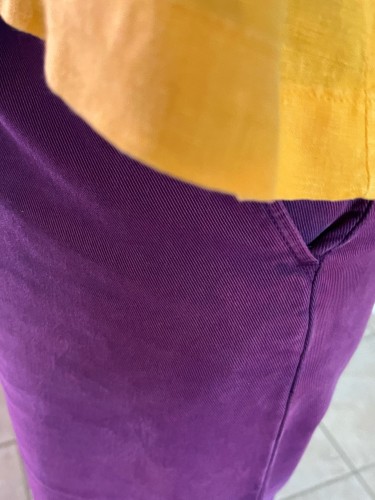 Haut du pantalon violet et bas du haut jaune.
