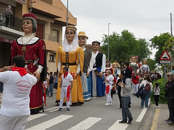 Procession et danse de "géants" dans le village espagnol de Carcastillo, au nord de la superbe zone semi-désertique de Bardenas Reales. 
