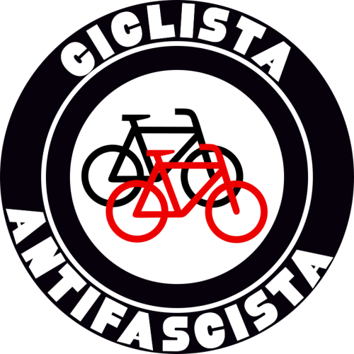Due biciclette, una rossa e una nera, circondate dalla scritta "ciclista antifascista"