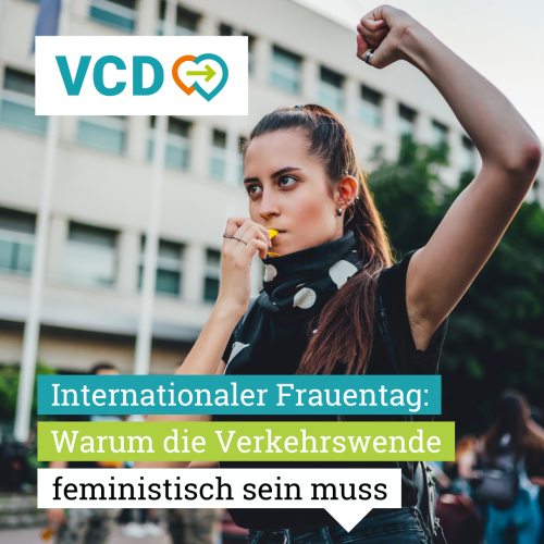 Das Bild zeigt eine junge Frau die mit Trillerpfeife und erhobener Faust protestiert. Die Aufschrift lautet: "Internationaler Frauentag - warum die Verkehrswende feministisch sein muss." 