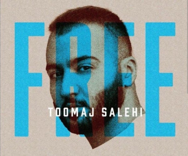 Portrait de Toomaj Salehi avec FREE en lettres bleues.