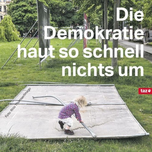 Zu sehen ist die Titelseite der wochentaz-Ausgabe vom 11.5. Zu sehen ist ein Kind, das ein umgeworfenes Wahlplakat berührt. Darüber steht: "Die Demokratie haut so schnell nichts um."