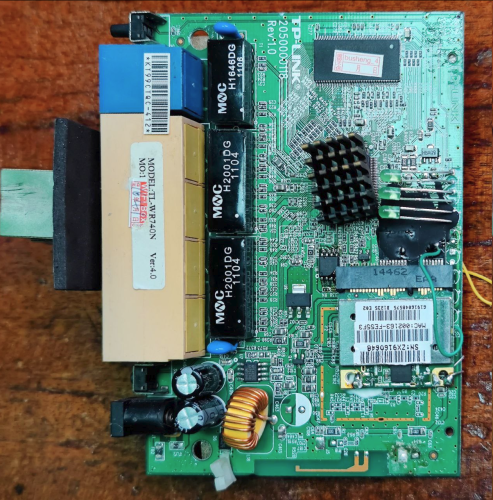 a PCB of a TP-Link WR74Nv4 with a retrofitted PCIe-Slot, housing a 5GHz card. 
