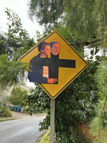 Street crossing sign with Kate and Leo from Titanic on it.