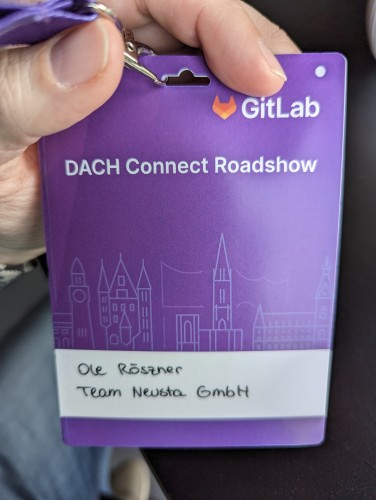 Teilnehmer:innen Badge der DACH Connect Roadshow in Hamburg.