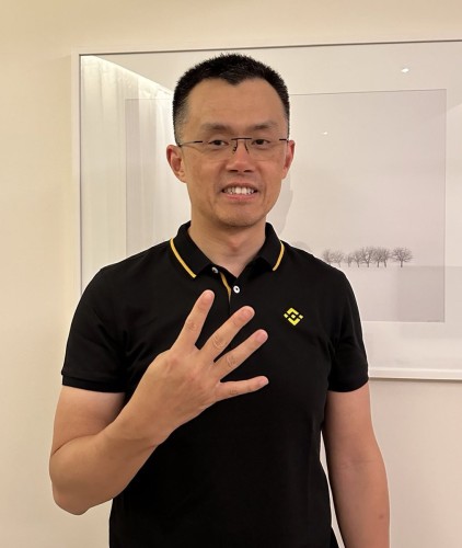 Changpeng Zhao holding up four fingers, in a meme he created to dismiss "FUD"