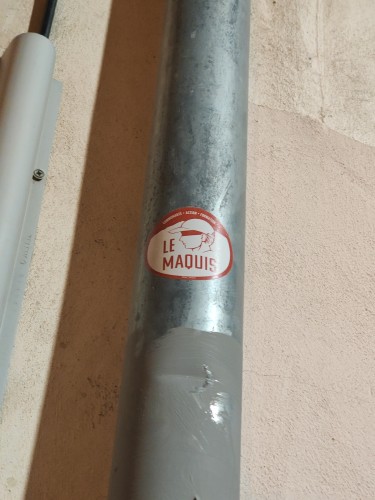 Un sticker le maquis, une orga de jeune facho provençaux, sur un poteau. 