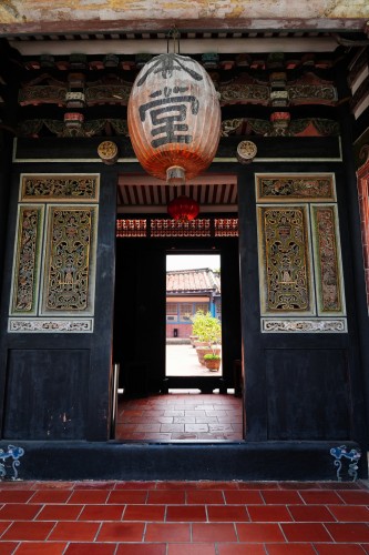 The Lin Family Garden Mansion consists of three parts: the upper residential area, the Lai Garden and the lower residential area. The upper area includes several buildings: Jingxun Lou (“scenery fragrant house”), Rongjing Zhai (“Hibiscus mirror study room"), Xincuo (“new house”) and Yi Pu (“keeping healthy garden”). Constructions of these buildings started in 1864. The Xincuo (“new house”) and Yi Pu structures were built in the Japanese colonial period. In 1893 (the 19th year of Emperor Gunagxu), after passing the provincial imperial exam, Lin Wenqin built the Laiyuan garden for his mother. The garden later became a gathering place where poets of the "Li (Oak) Poetry Society" met. Inside the garden, there are attractions such as the Wu-gui-lou (Five-Cassia Tower), the Xi-jia-ting (dusk-beauty pavilion), the Xiao-xi-chi (small-habit pool) and the Feishang zuiyue ting (flying goblet drunken moon pavilion ). The family’s ancestral tomb is located in the garden as well. In the lower areas stand several halls and houses, Gonbao Di, Cao Cuo( grass house, the hall of the ancestral shrine), Erfang Cuo, Dahua Ting (the large flower hall), and Ershiba Jian (28 rooms). The Gongbao Di was built in 1858 (the 8th year of Emperor Xianfeng) by Lin Wencha, who died in combat in Zhangzhou. The imperial court awarded him the posthumous title “Taizi Shaobao” (the prince’s mentor); 