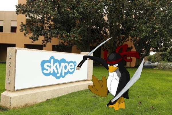 O mascote do Linux, em trajes de combate, em frente à sede da Skype.
