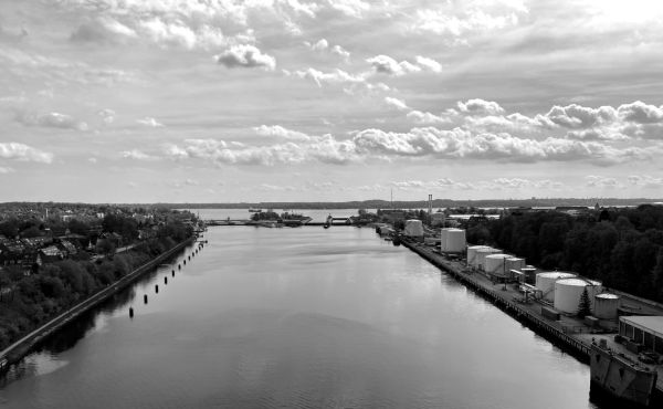 Schwarz-Weiß Bild vom Nordostseekanal und Schleuse Holtenau, black and white image of the Kiel Canal