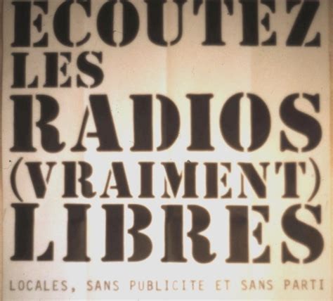 Affiche au design de 1968.
Texte : "ECOUTEZ LES RADIOS (VRAIMENT) LIBRES
Locales, sans publicité et sans parti