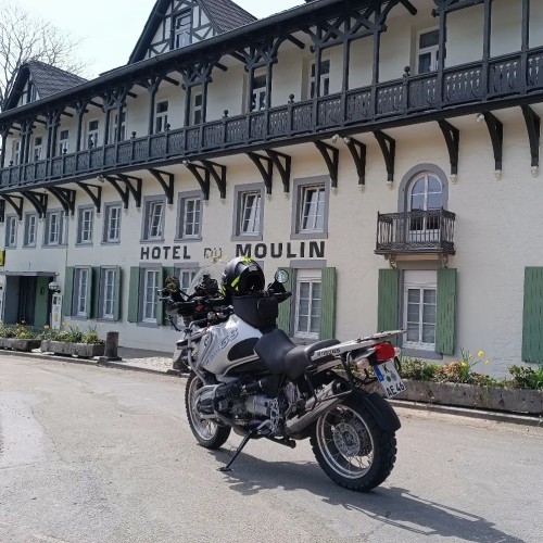 Motorrad vor dem Hotel du Moulin.