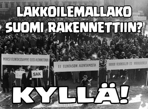 Suurtori huhtikuussa 1956 yleislakon aikaan: kansaa mustanaan torilla kylttien kanssa mm. "Ei elintasomme alentamista". Meemiteksti | Lakkoilemallako Suomi rakennettiin? KYLLÄ!