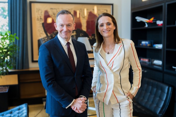 Bundesminister Volker Wissing und Verena Pausder, Vorstandsvorsitzende vom Startup-Verband, stehen nebeneinander im Büro von Minister Wissing im BMDV. 
