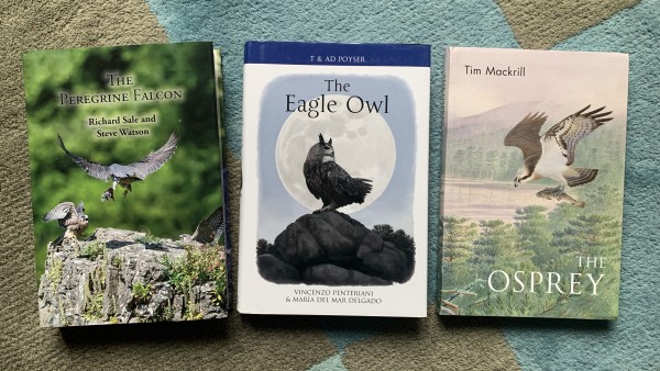 Trois livres en anglais : The Peregrine Falcon de Richard Sale et Steve Watson, The Eagle Owl de Vincenzo Penteriani et Maria Del Mar Delgado, ainsi que The Osprey de Tim Mackrill