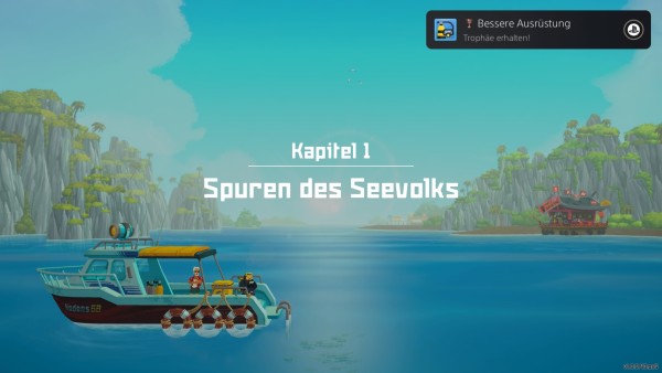 Ein Screenshot aus dem Spiel Dave the Diver. Das Spiel hat ein modernes pixel Design. Ein Boot mit zwei Männern ist in einer Art Lagune. Man sieht felsige Klippen im Hintergrund und an der rechten Seite ist ein kleines Strandhaus.

Kapitel 1 Spuren des Seevolks steht in Mitte des Bildes