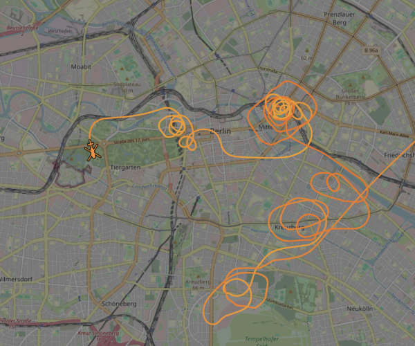 Ein Helikopter der Bundespolizei kreist auf einer Karte über Berlin Mitte.