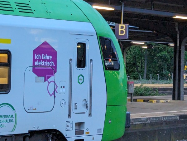 eine Regionalbahn mit großen "ich fahre elektrisch" auf der Seite im Stil eines Werbeaufdrucks
