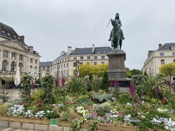 Statue de Jeanne d’arc et son parterre de fleurs 