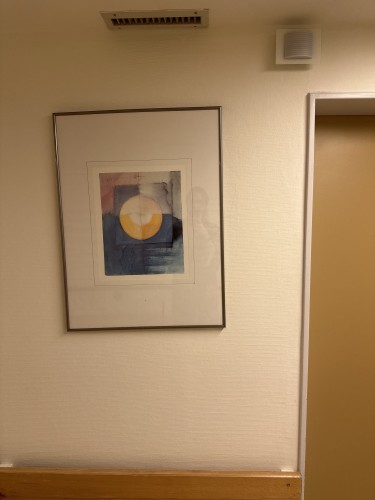 Gegenüber von meinem Patientenzimmer hängt ein abstraktes Bild von Kuben und Kugeln, Aquarellfarben im Passepartout. Es hängt schief. Es macht. Mich. Wahnsinnig. 