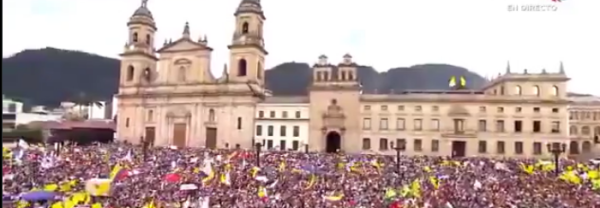 Sea of people in front of the presidential palace in Bogotá