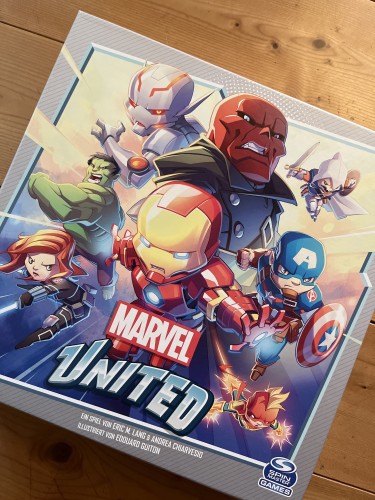 Schachtelcover mit stilisierten Abbildungen von Marvel-Superhelden und dem Titel "Marvel United".