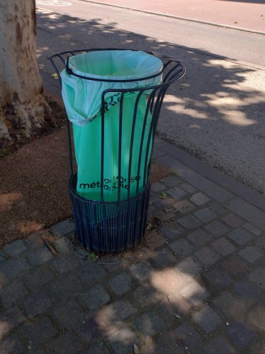 Poubelle publique avec un sac vert de la mairie de Toulouse en Occitània