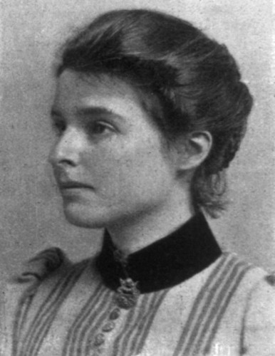 Beatrice Webb (19th century photo) Illus. in: Harper's weekly, 1894 June 23, p. 584. Uncropped original from en:Library of Congress Prints and Photographs Division found at  TITLE: A group of English socialists
