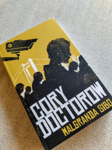 Libro kun titolo: "Malgranda Sibo" de Cory Doctorow