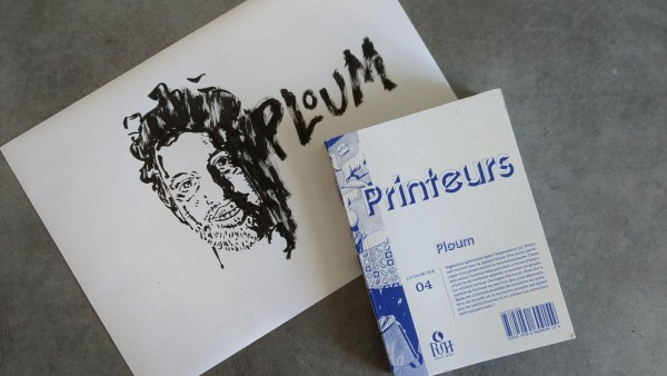 Un portrait de Ploum en noir et blanc, ses cheveux devenant une masse sombre où s’écrit le mot « Ploum ». À côté, le livre Printeurs.
