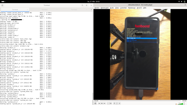 Screenshot vom Desktop, links das Terminal, in dem mit fastboot ein Pixel 7 mit CalyxOS geflashed wird, rechts das abgefilmte Pixel 7.
