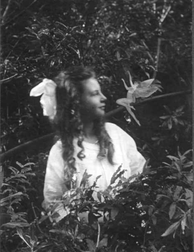 Old black and white Cottingley fairies photo