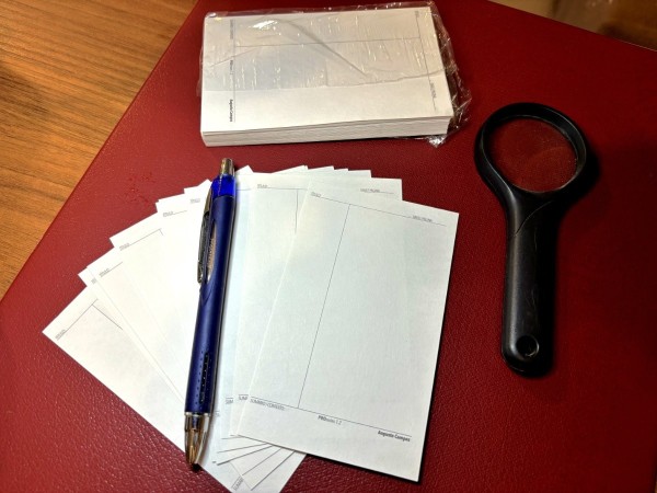 Foto de um conjunto de fichas de 3x5 polegadas com marcações típicas do método Cornell de anotações, personalizadas com meu nome