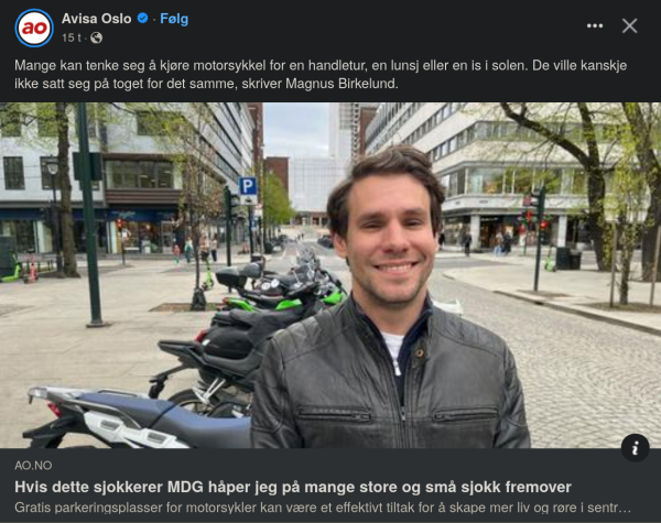 Facebook-post fra AO om gratis parkering for motorsykler i Oslo. På bildet står en glisende fyr foran en rekke motorsykler parkert i en gate i sentrum som er en del av hovedsykkelveinettet i byen.

Posten har følgende tekst: Mange kan tenke seg å kjøre motorsykkel for en handletur, en lunsj eller en is i solen. De ville kanskje ikke satt seg på toget for det samme, skriver Magnus Birkelund.
