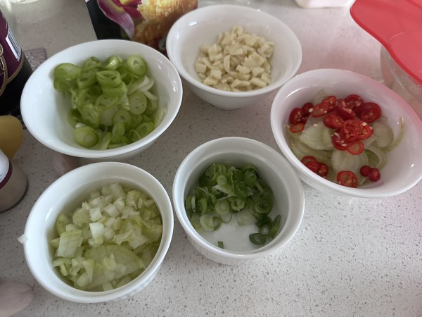 5 small bows with chopped shallots, chilli, garlic, and spring onions