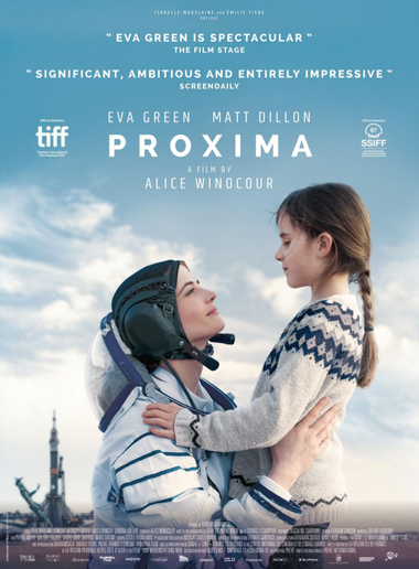 L'affiche du film Proxima. On y voit une femme en combinaison d'astronaute agenouillée près d'une enfant de 8 ou 9 ans. En arrière-plan, sur la gauche, on peut voir une fusée sur sa rampe de lancement.