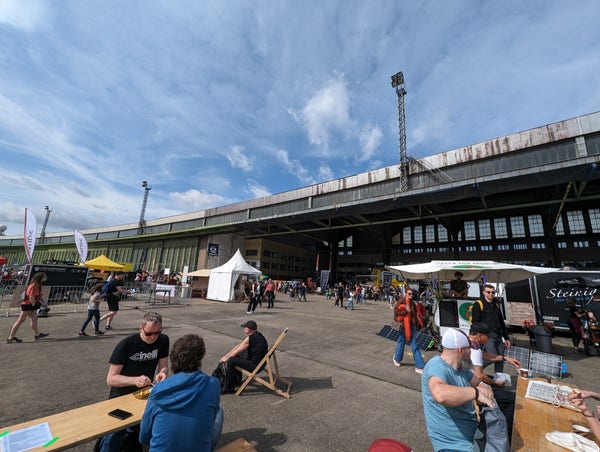 hangar der ehemaligen Flughafen Tempelhof und Stände und Besucher der Fahrradmesse Velo Berlin