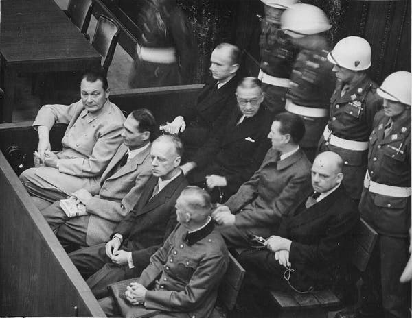 Foto der Anklagebank der Nürnberger Prozesse