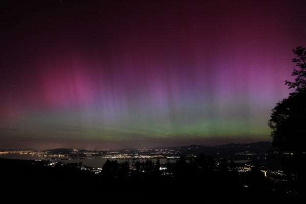 Aurora Borealis over Lake Zürich: Green and pink stripes all across the sky.