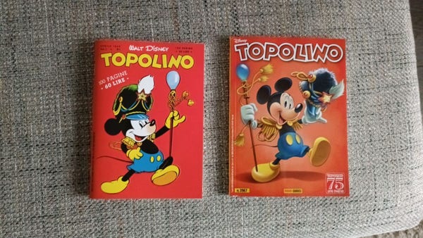 Foto di due edizioni della testata "Topolino". A sinistra una riedizione celebrativa del primo numero pubblicato, a destra il numero uscito questa settimana a 75 anni di distanza. Su entrambe le copertine è raffigurato Topolino su sfondo rosso.