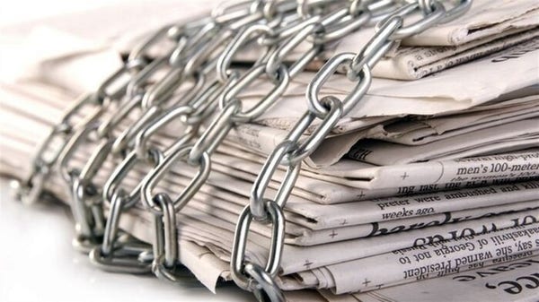 Des chaines autour d'une pile de journaux
